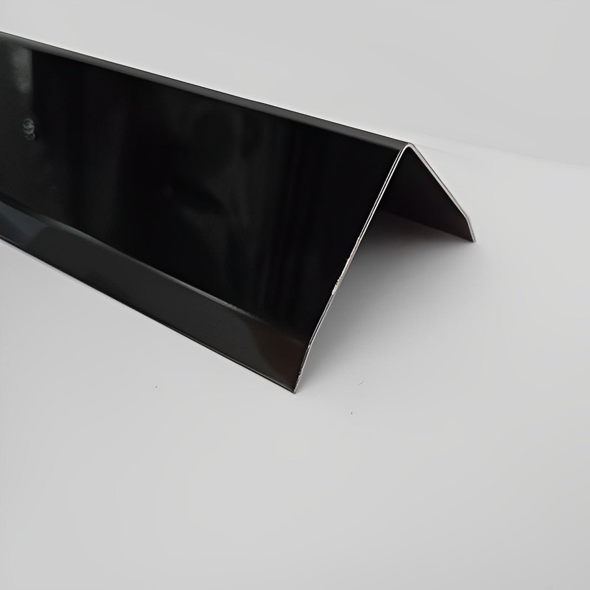Profil de colt cornier din inox cu laturi tesite 2.44ml