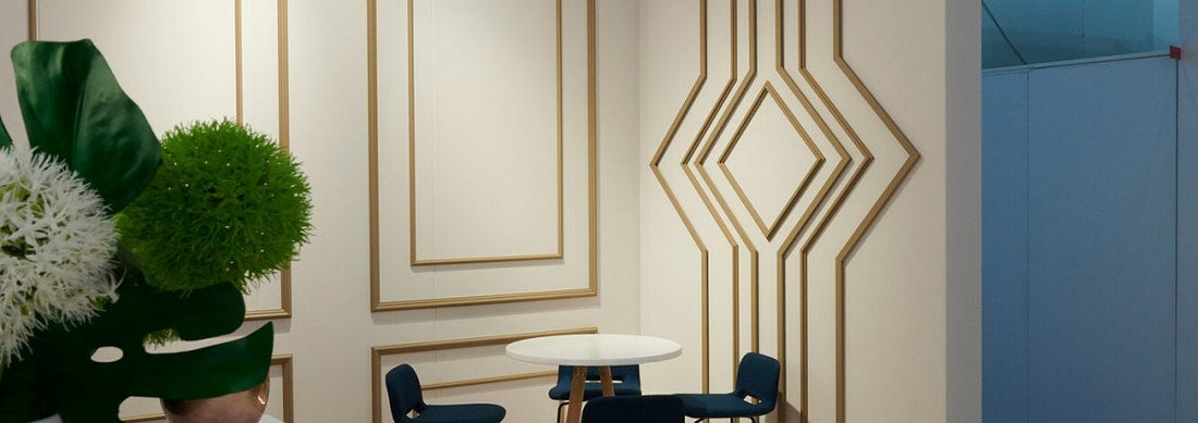 Accente strălucitoare și profile decorative în designul interior
